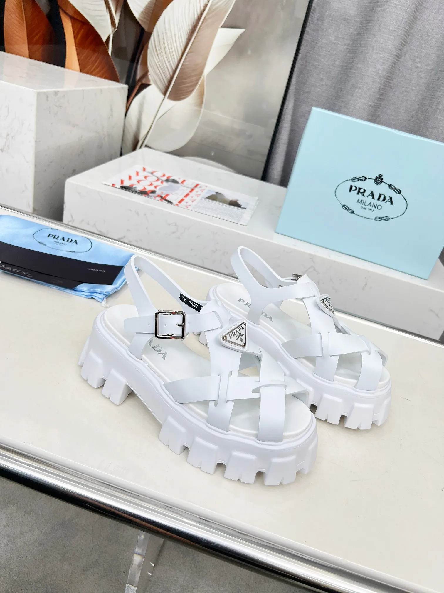 👟👟Ex-factory price 460👟👟 prada Roman shoes will definitely make you fall in love with them! The latest spring and summer sawtooth Roman braided thick-soled sandals E64, retro, fashionable and avant-garde gear teeth, 55mm thick-soled soles and uppers, making the whole pair of shoes light and comfortable. Bright colors, a variety of choices to satisfy fashionable people of different styles! The iconic metal triangle logo is paired with the shape of ancient beach sandals. Every design element is fashionable! Color: black and white Size: 35-41